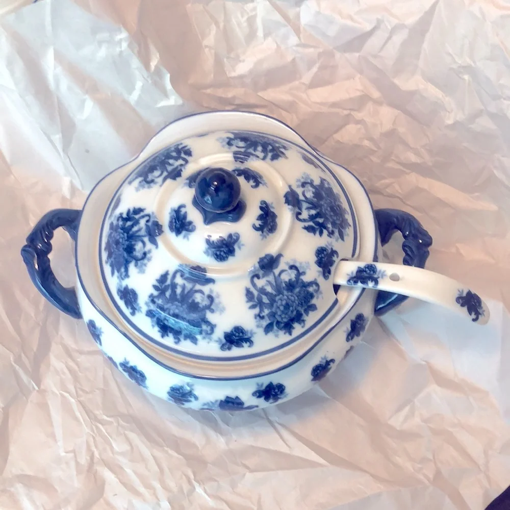 Vintage Chinese Blue & White Porcelain Soup Tureen w/Ladle approx 12.5x10”
